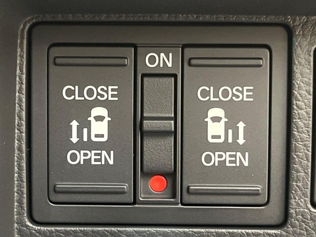 【両側パワースライドドア】スマートキーや運転席のスイッチで後席両側スライドドアの開閉が可能♪電動だから力を入れてドアを開ける必要が無く、小さなお子様でも簡単に開け閉めでき快適です♪