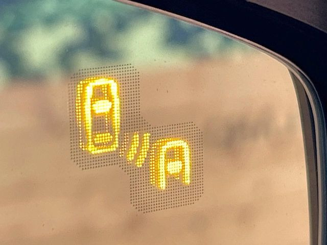 【ブラインドスポットモニタリング】走行中、ドアミラーの死角になりやすい箇所に後続車が接近するとサイドミラー付近に警告を表示、ドライバーに注意喚起をしてくれます。