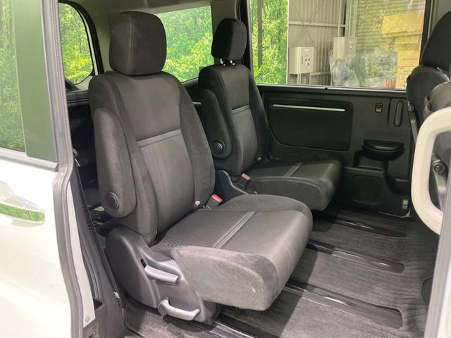 後部座席も気になるようなキズ・汚れやへたり等、大きなダメージはなく、良好な状態です。