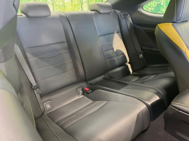 後部座席も気になるようなキズ・汚れやへたり等、大きなダメージはなく、良好な状態です。