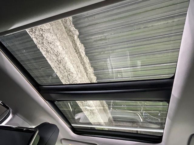 【サンルーフ】開放感たっぷりの希少装備、サンルーフが装着されています!車内に明かりを取り入れたり景色を楽しむ以外にも、車内の空気も簡単に換気できて快適です!