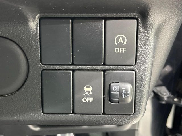 【アイドリングストップ】赤信号や渋滞で停車した際にエンジンを停止し、無駄な燃料の消費を抑えます。燃費向上や環境保護につなげる機能♪エンジンはブレーキを離せば再始動します。