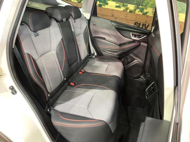 後部座席も気になるようなキズ・汚れやへたり等、大きなダメージはなく、良好な状態です。