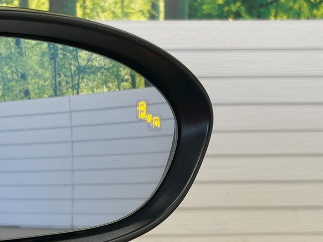 【ブラインドスポットモニタリング】走行中、ドアミラーの死角になりやすい箇所に後続車が接近するとサイドミラー付近に警告を表示、ドライバーに注意喚起をしてくれます。