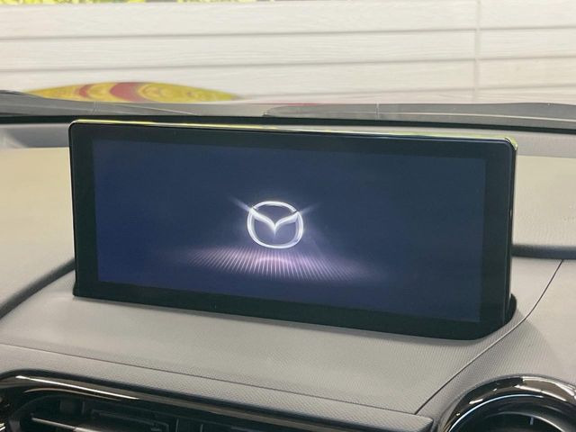 【8.8インチマツダコネクト】車内の雰囲気にマッチした大型のディスプレイ。スマホ接続でのナビ使用やBluetooth再生等、様々な機能が楽しめます。直感的なダイヤル操作が可能で、使い勝手も良好です。