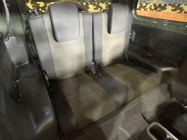 後部座席も気になるようなキズ・汚れやへたり等、大きなダメージはなく、良好な状態です。