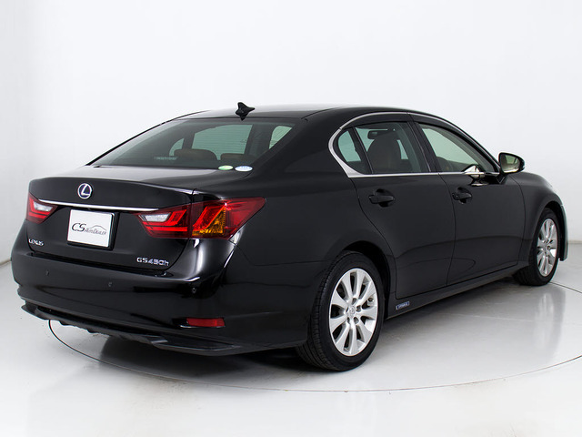 個性的なリアビューで御座います。精悍な佇まいは高級車ならではです。