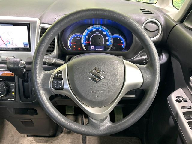 �C���e���A�ɍ��킹���f�U�C���̃X�e�A�����O�́A�^�]�������̂��Ƃ��l���A�^�]���₷���`��A�傫���ł��B�����x�A���ۂɐG���Ă��m���߂��������B