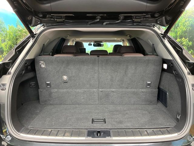 ���i�̂���������ʋ΁A���}���ɏ\���ȉ׎��X�y�[�X���m�ۂ��Ă���܂��B�Z�J���h�V�[�g��|���ƁA�傫�ȉו��̐ύڂ��\�ł���