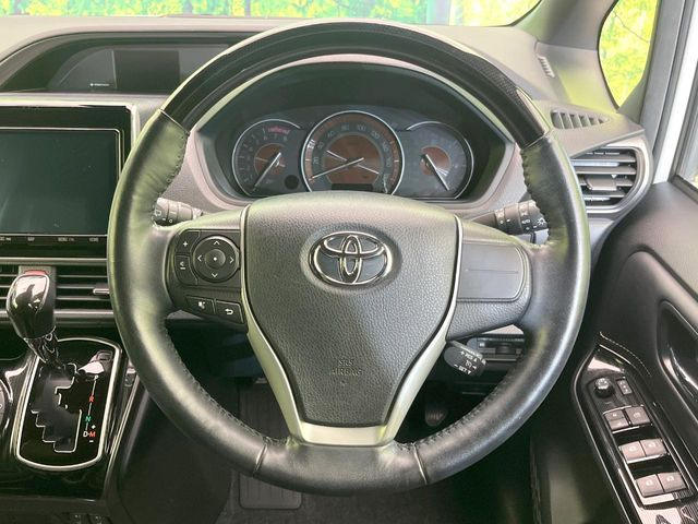 【ステアリングヒーター】冬場に冷たくなりやすい革巻きステアリングを、スイッチ一つで素早く適温に!エアコンよりも早く温まってくれるので、寒い日の運転も快適になりますね♪