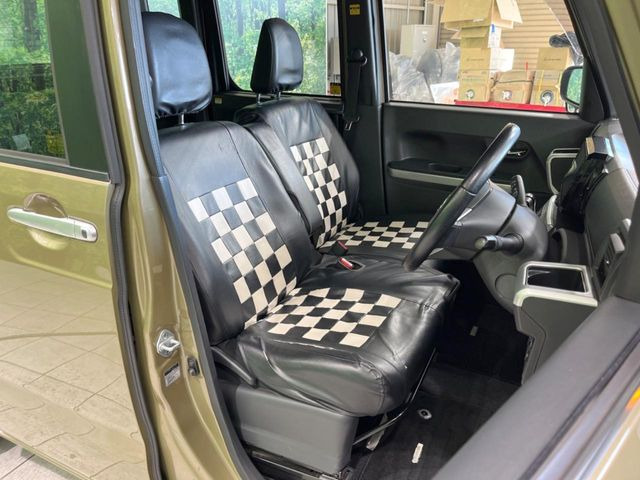 運転席シート廻りは使用感も少なく、良好な状態となっています。丁寧に使われていたことがよくわかりますね。