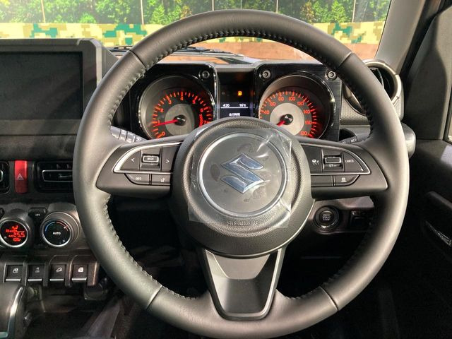 �C���e���A�ɍ��킹���f�U�C���̃X�e�A�����O�́A�^�]�������̂��Ƃ��l���A�^�]���₷���`��A�傫���ł��B�����x�A���ۂɐG���Ă��m���߂��������B