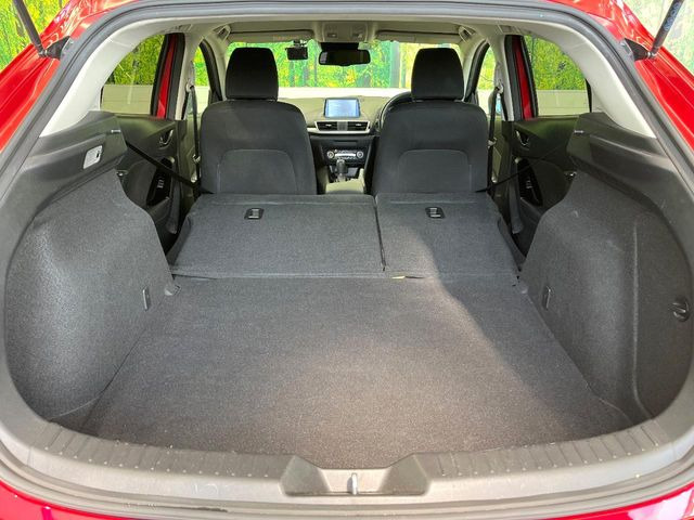 ���i�̂���������ʋ΁A���}���ɏ\���ȉ׎��X�y�[�X���m�ۂ��Ă���܂��B�Z�J���h�V�[�g��|���ƁA�傫�ȉו��̐ύڂ��\�ł���