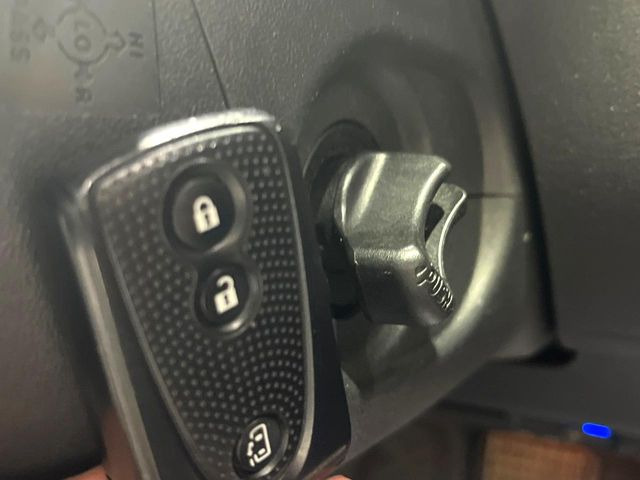 【キーフリーシステム】カバンやポケットに入れたままでもドアの施錠・解錠が可能なスマートキーを装備。エンジンのオン・オフ時もカギを取り出す必要が無いからとっても便利です♪