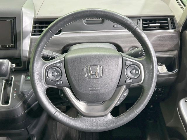 �C���e���A�ɍ��킹���f�U�C���̃X�e�A�����O�́A�^�]�������̂��Ƃ��l���A�^�]���₷���`��A�傫���ł��B�����x�A���ۂɐG���Ă��m���߂��������B