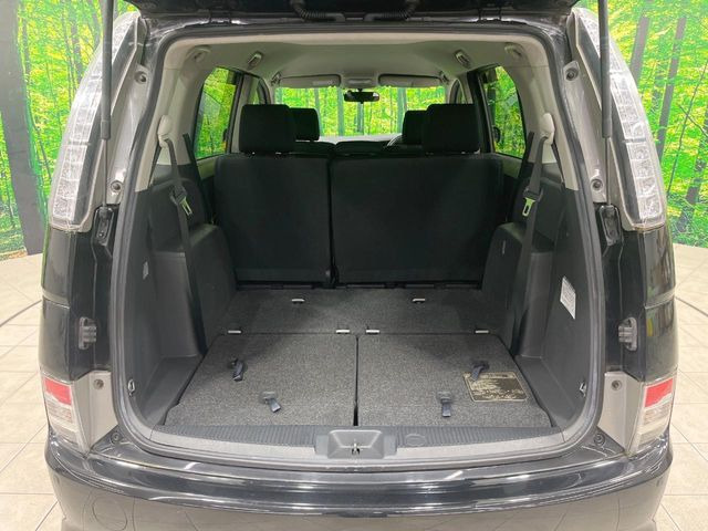 ���i�̂���������ʋ΁A���}���ɏ\���ȉ׎��X�y�[�X���m�ۂ��Ă���܂��B�Z�J���h�V�[�g��|���ƁA�傫�ȉו��̐ύڂ��\�ł���