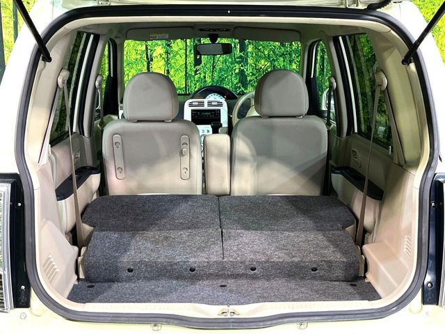 ���i�̂���������ʋ΁A���}���ɏ\���ȉ׎��X�y�[�X���m�ۂ��Ă���܂��B�Z�J���h�V�[�g��|���ƁA�傫�ȉו��̐ύڂ��\�ł���