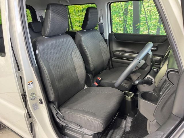 運転席まわりには十分なスペースがあり、大柄な方でもゆったり運転していただける環境です。