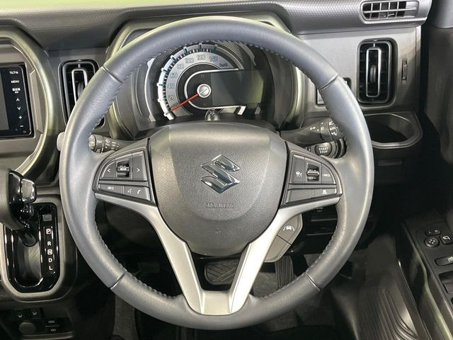 インテリアに合わせたデザインのステアリングは、運転される方のことも考え、運転しやすい形状、大きさです。是非一度、実際に触ってお確かめください。