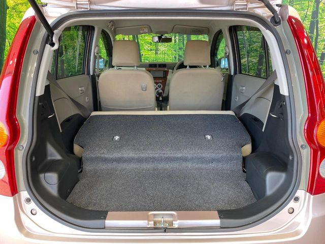 ���i�̂���������ʋ΁A���}���ɏ\���ȉ׎��X�y�[�X���m�ۂ��Ă���܂��B�Z�J���h�V�[�g��|���ƁA�傫�ȉו��̐ύڂ��\�ł���