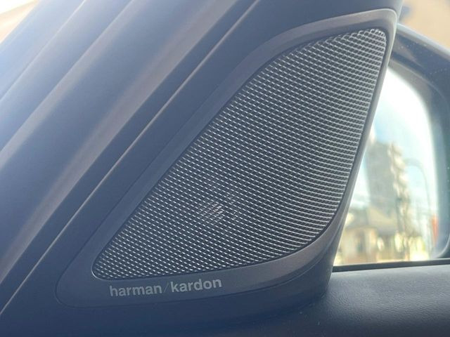 ●harman/kardonサウンドシステム:オーディオ専門メーカーが手掛けるプレミアムスピーカーを装備。多数のスピーカーから、音の粒立ちまで分かる高品質な音楽をお楽しみいただけます。