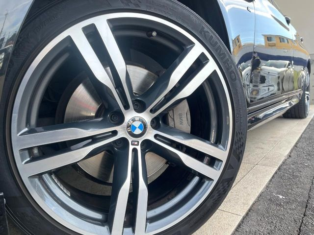 ●純正20インチアルミホイール:輸入車ならではの卓越した走りを支えるホイールと足回りです!日本車の走りに慣れている方にもぜひ体感して頂きたいほど、高いレベルでまとまっています!