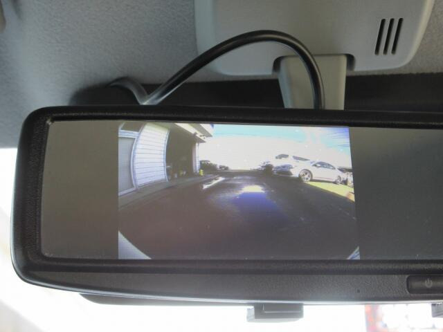 �o�b�N�J�����𑕔����Ă���܂�(���[���~���[��)���Ԏ��ɑ�ϖ𗧂��܂����^�]�����ȕ��̖����ɂȂ��Ă���܂��B