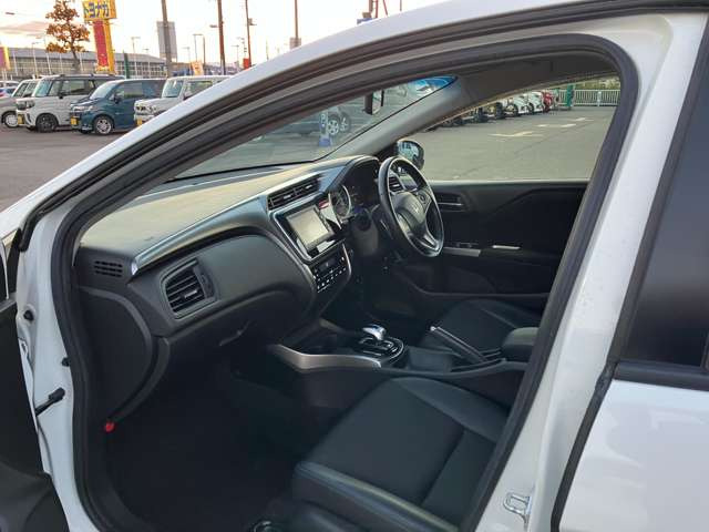 ���ЍH�ꊮ���ł��̂ŎԌ��A�_���A�C���A���Ȃǂ��ׂĂ��C�����������B�^�C���A�I�[�f�B�I�Ȃǂ̔̔��������Ē����Ă���܂��B����A�����k���������B