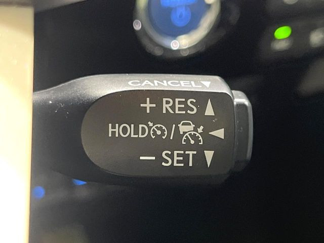 【レーダークルーズコントロール】高速道路での長距離走行が楽に!!自動で速度を保つクルーズコントロールが、衝突軽減システムと連携し、前方の車両を感知して車間を保つように速度調節してくれます!!