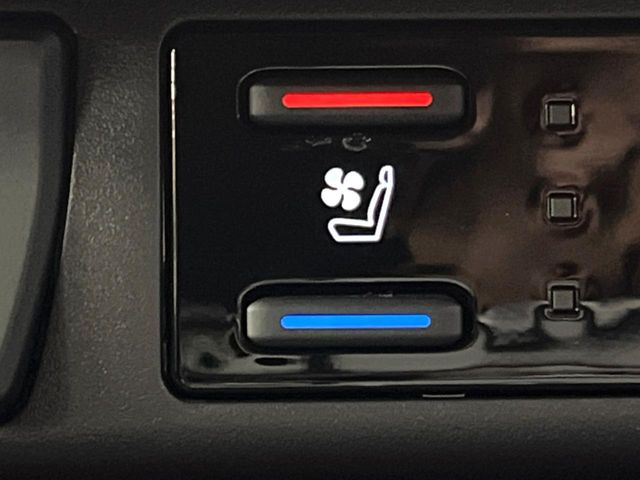 【シートベンチレーション】夏場は涼しい風でお尻や背中の熱やムレを防ぎ、冬はエアコンよりも早く温まってポカポカに!季節を問わず快適に過ごせます。