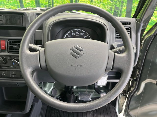 �C���e���A�ɍ��킹���f�U�C���̃X�e�A�����O�́A�^�]�������̂��Ƃ��l���A�^�]���₷���`��A�傫���ł��B�����x�A���ۂɐG���Ă��m���߂��������B