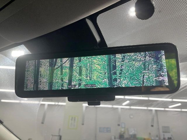 【インテリジェントルームミラー】後席の大きな荷物や同乗者で後方が確認しづらい時でも安心!カメラが撮影した車両後方の映像をルームミラー内に表示。クリアな視界で状況の確認が可能です!