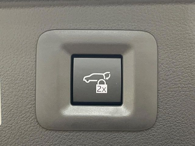 【パワーバックドア】スマートキーや運転席のボタンを押すだけでリアゲートが自動で開閉します!荷物を持っている時や、高い位置にあるバックドアを閉める際に便利な機能です♪