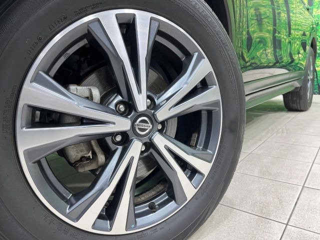 【純正18インチアルミホイール】外観にマッチした純正アルミホイールを装着しております。各種社外アルミホイールや、スタッドレスタイヤも取扱いしております。是非ご相談ください♪