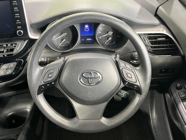 �C���e���A�ɍ��킹���f�U�C���̃X�e�A�����O�́A�^�]�������̂��Ƃ��l���A�^�]���₷���`��A�傫���ł��B�����x�A���ۂɐG���Ă��m���߂��������B