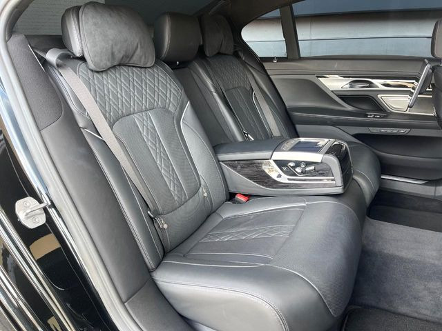 ●後部座席も気になるようなキズ・汚れやへたり等、大きなダメージはなく、良好な状態です。