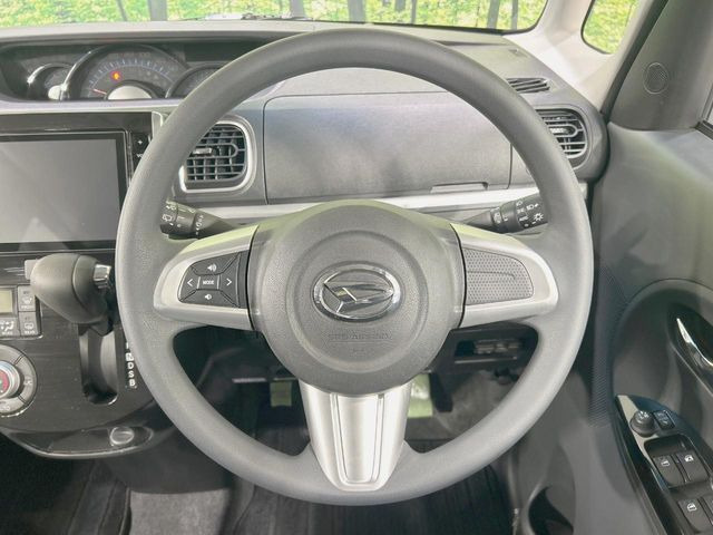 �C���e���A�ɍ��킹���f�U�C���̃X�e�A�����O�́A�^�]�������̂��Ƃ��l���A�^�]���₷���`��A�傫���ł��B�����x�A���ۂɐG���Ă��m���߂��������B