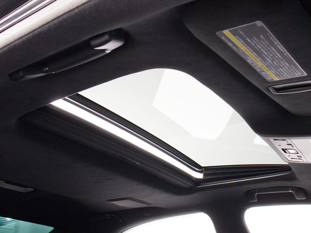 ★人気装備のサンルーフ!様々なドライブシーンで活躍してくれます!!開放感ある車内空間は気持ちがいいですよ!