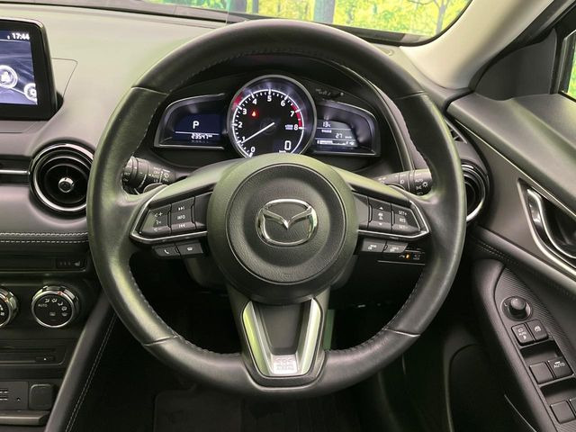 �C���e���A�ɍ��킹���f�U�C���̃X�e�A�����O�́A�^�]�������̂��Ƃ��l���A�^�]���₷���`��A�傫���ł��B�����x�A���ۂɐG���Ă��m���߂��������B