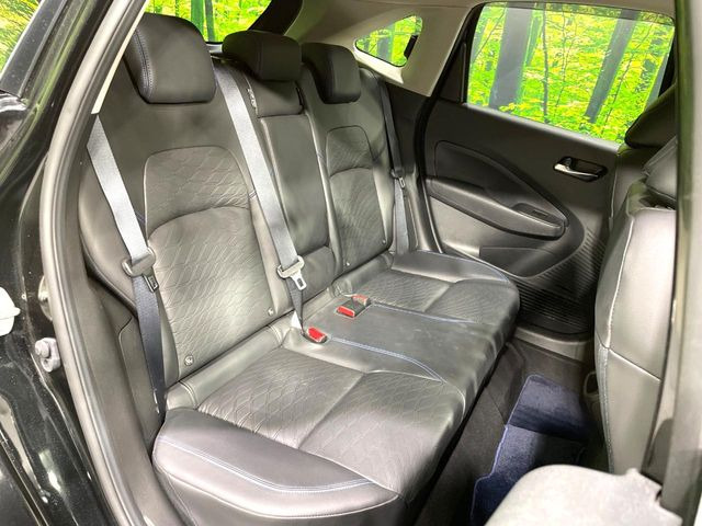 後部座席も気になるようなキズ・汚れやへたり等、大きなダメージはなく、良好な状態です。