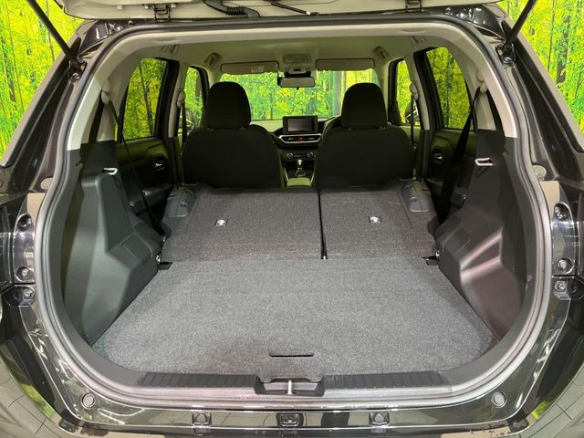 ���i�̂���������ʋ΁A���}���ɏ\���ȉ׎��X�y�[�X���m�ۂ��Ă���܂��B�Z�J���h�V�[�g��|���ƁA�傫�ȉו��̐ύڂ��\�ł���