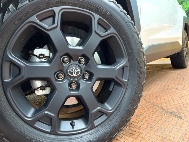 【純正18インチアルミホイール】外観にマッチした純正アルミホイールを装着しております。各種社外アルミホイールや、スタッドレスタイヤも取扱いしております。是非ご相談ください♪