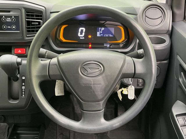 �C���e���A�ɍ��킹���f�U�C���̃X�e�A�����O�́A�^�]�������̂��Ƃ��l���A�^�]���₷���`��A�傫���ł��B�����x�A���ۂɐG���Ă��m���߂��������B