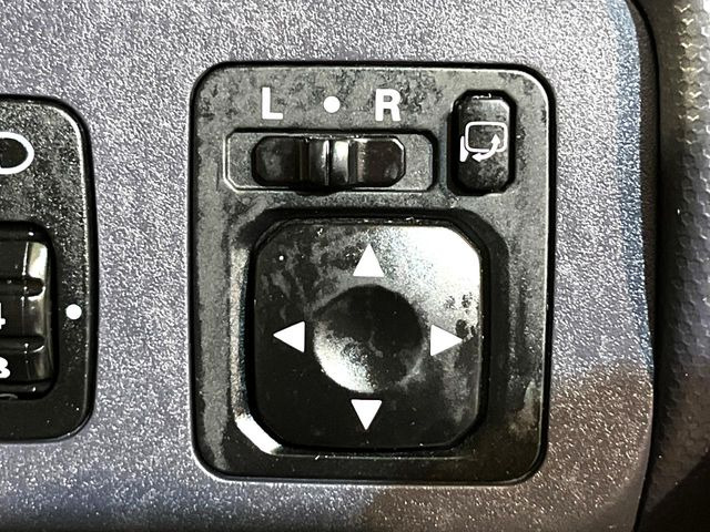 �y�d���i�[�~���[�z�T�C�h�~���[�͓d���i�[���ƂȂ��Ă���A�������ԏ�ł��L�Y�������X�N��}�����܂��B