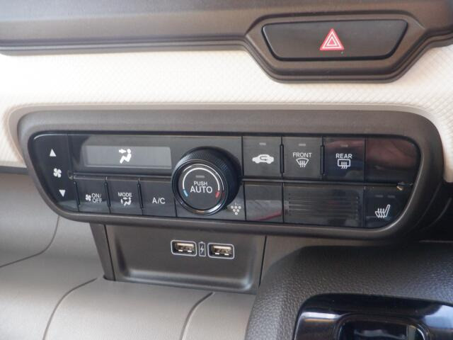 オートエアコン装備。温度設定ができて、室内快適ですよ。