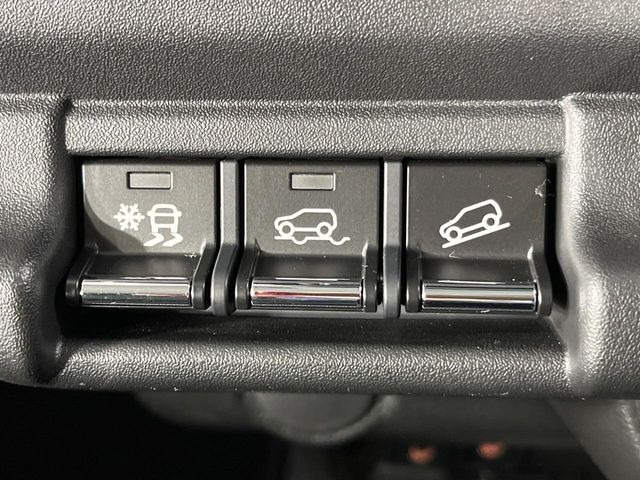 【アクティブトラクションコントロール】雪道・ぬかるみなどでスリップを起こした際の脱出をサポートしてくれる心強い機能。本格派SUVならではの特徴的な装備です!