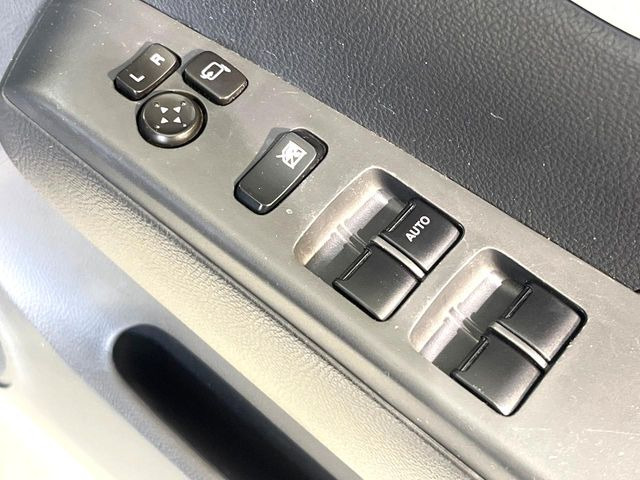 �y�d���i�[�~���[�z�T�C�h�~���[�͓d���i�[���ƂȂ��Ă���A�������ԏ�ł��L�Y�������X�N��}�����܂��B