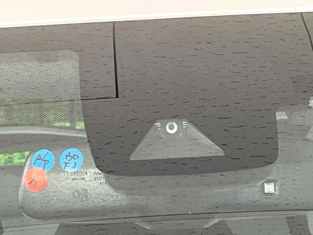 【トヨタセーフティセンス】走行中に前方の車両等を認識し、衝突しそうな時は警報とブレーキで衝突回避と被害軽減をアシスト。より安全にドライブをお楽しみいただけます。