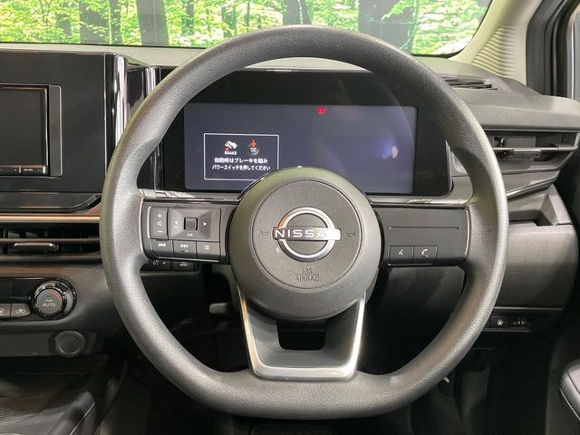 �C���e���A�ɍ��킹���f�U�C���̃X�e�A�����O�́A�^�]�������̂��Ƃ��l���A�^�]���₷���`��A�傫���ł��B�����x�A���ۂɐG���Ă��m���߂��������B