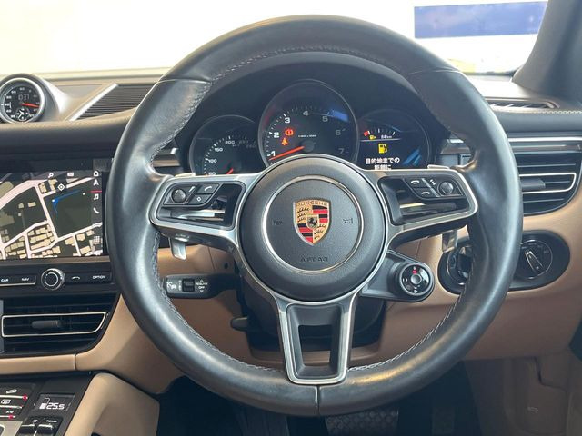 ���}���`�t�@���N�V�����X�e�A�����O:�n���h���̍��E�̃{�^���ŃI�[�f�B�I�̑I���≹�ʂ̒��߂��\�ł��B�n���h�����������������ł���̂ň��S�ł��ˁ�